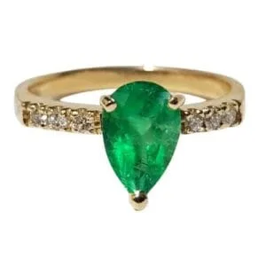Anillo de oro con esmeralda colombiana de Muzo en corte pera, con detalles de diamantes, diseño exclusivo y lujoso.