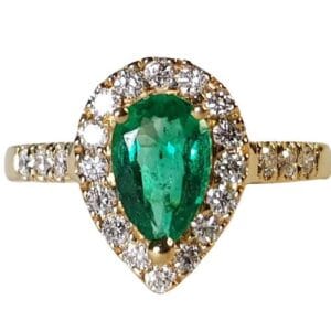Anillo de oro con esmeralda colombiana de Muzo en corte pera, rodeado de diamantes, diseño exclusivo y lujoso.