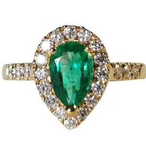 Anillo de oro con esmeralda colombiana de Muzo en corte pera, rodeado de diamantes, diseño exclusivo y lujoso.