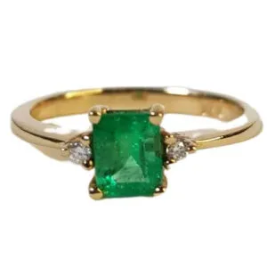 Anillo de oro con esmeralda colombiana de Muzo y detalles de diamantes, diseño exclusivo y lujoso.