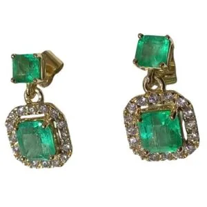 Aretes de oro con esmeraldas colombianas de Muzo y detalles de diamantes, diseño exclusivo y lujoso.