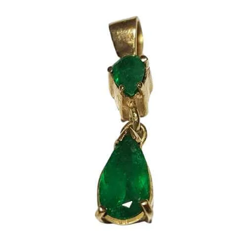 Dije de oro con esmeraldas de Muzo, auténticas de Colombia, en corte pera, con diseño elegante y exclusivo.